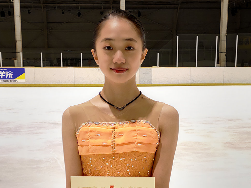 表彰状を持つルネサンス大阪高等学校2年生の清水咲衣選手